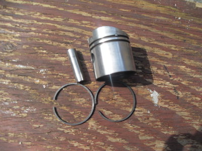 rings gudgeon pin and piston cleaned up and looking nice