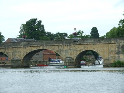 approaching wallingford and the pub just the other side of the bridge