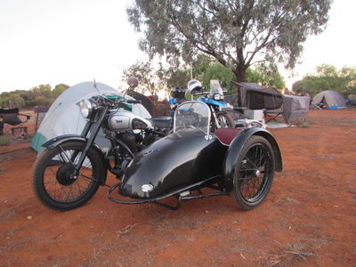 1948 BSA M21 & Tillbrook.JPG (2.68 MiB) Viewed 11005 times Taken at Whyte Yarcowie last month at a rally no rain for several years.