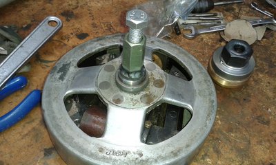 Flywheel puller