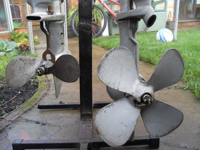 Bottom end view of an SD against a bargepusher. BIG these bargepushers aint they!